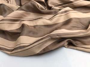 Fastvævet viscose - stribet i flotte beige toner
